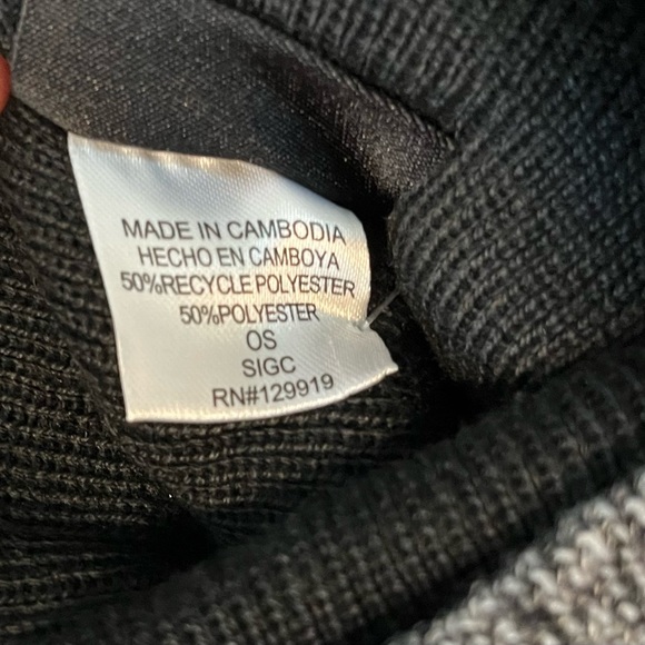 NWT Kenneth Cole REACTION two-pack beanie set. One grey and one black. OS. - Picture 7 of 8